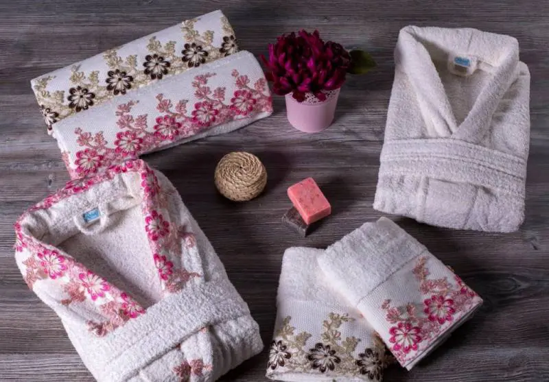 Berberler Rebeka Herren-Damen-Bademantel Bornoz und Handtuch-Set aus 100 % türkischer Baumwolle mit Blumenmuster