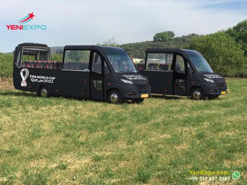 բաց տանիքով զբոսաշրջային ավտոբուս, որը զբոսնում է ՖԻՖԱ-ի աշխարհի գավաթի Քաթար 2022 թ