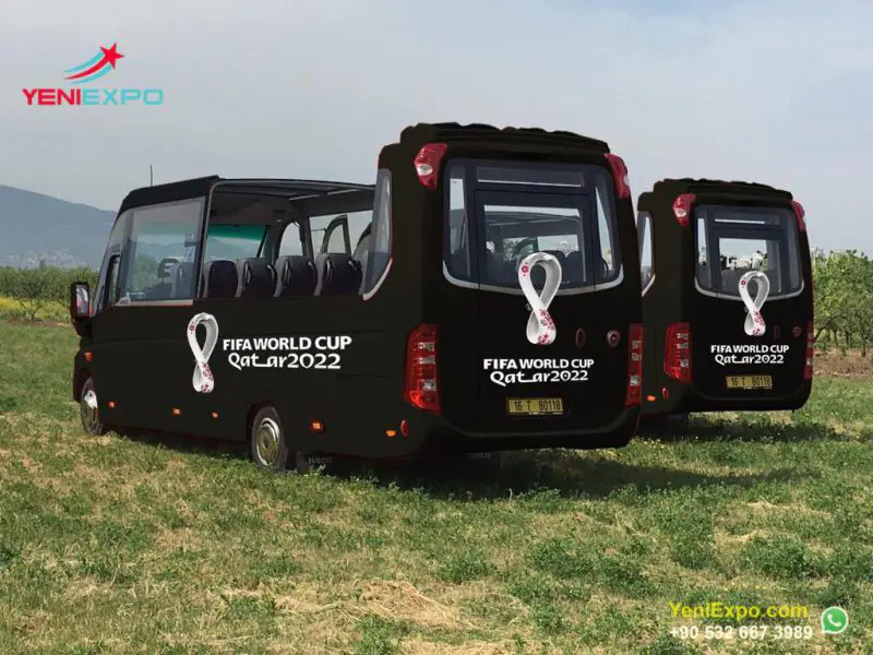ღია სახურავის ტურისტული ავტობუსი, რომელიც ათვალიერებს ფიფას მსოფლიო თასის კატარის 2022 წელს