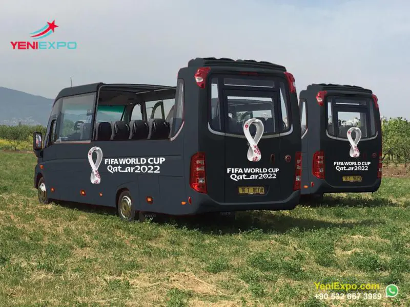 ღია სახურავის ტურისტული ავტობუსი, რომელიც ათვალიერებს ფიფას მსოფლიო თასის კატარის 2022 წელს